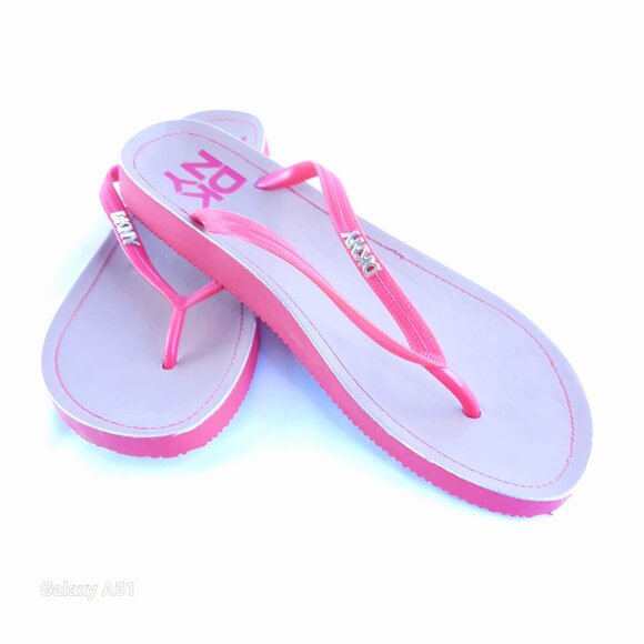 Size 8 DKNY Summer Red classic Chic Beach Sandals - Picture 1 of 8